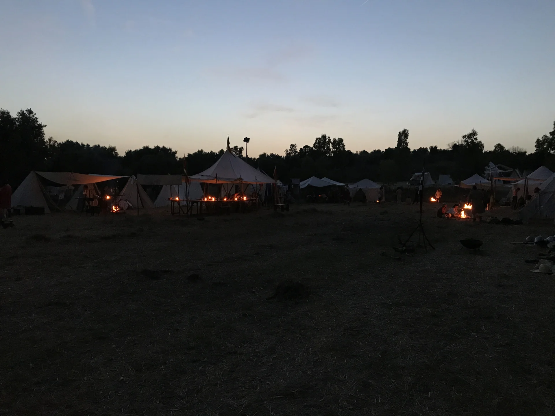 Le tende dell’accampamento al crepuscolo