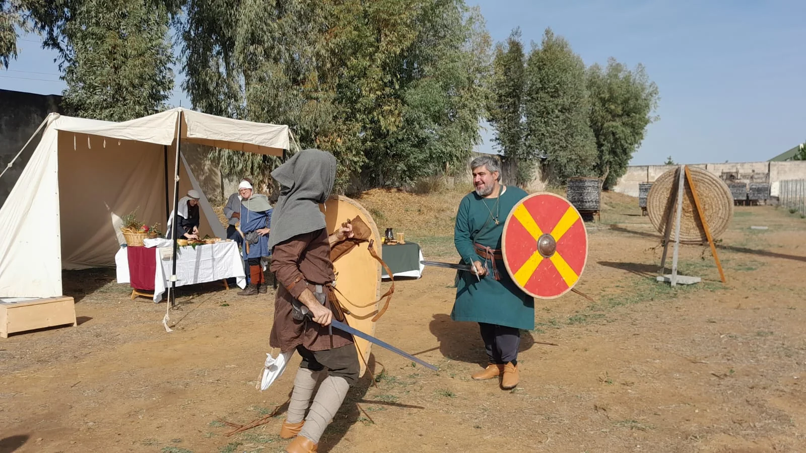 Dimostrazione di combattimento con spade e scudi nell’accampamento