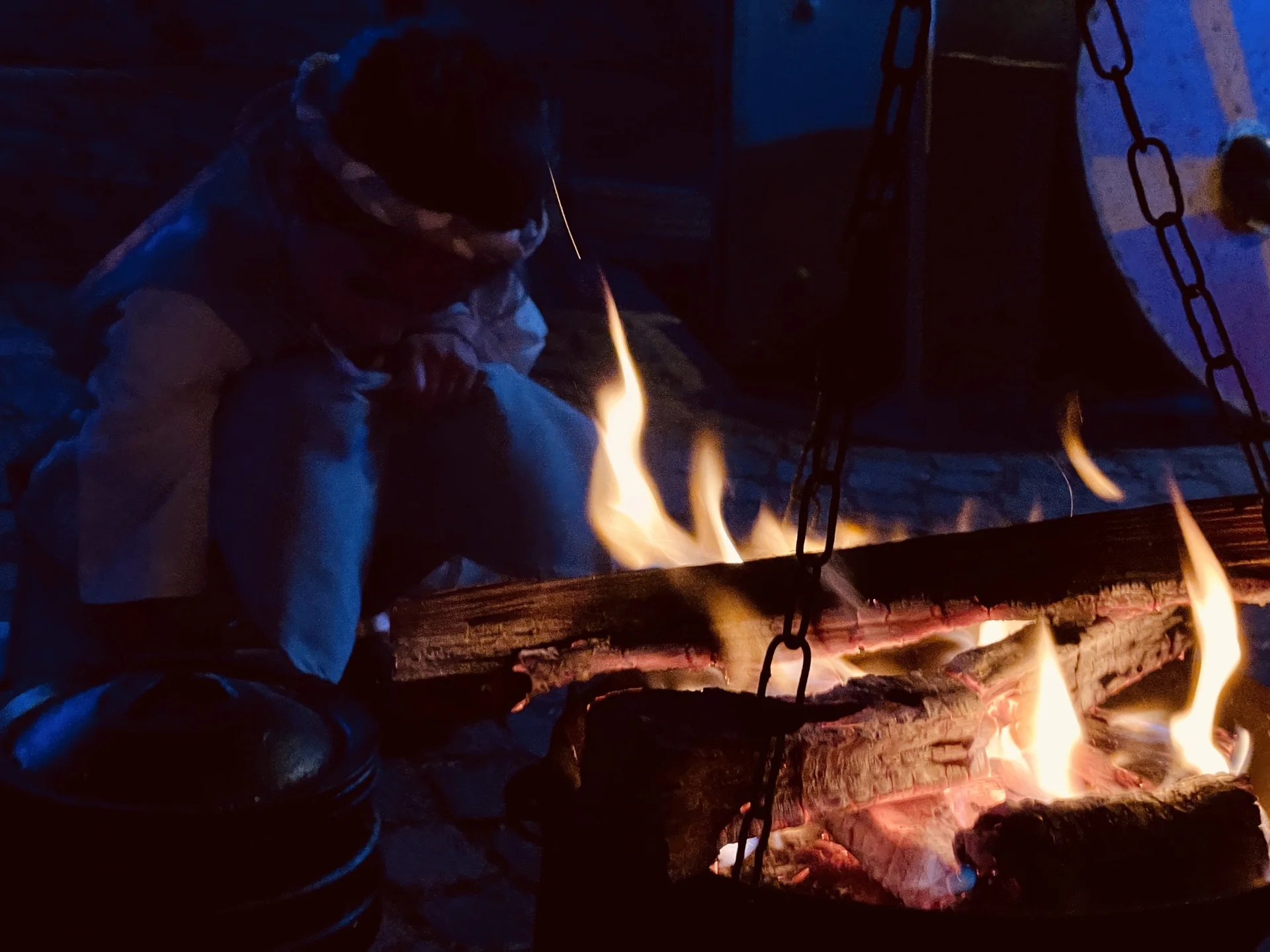 Il fuoco illumina una serata nell’accampamento