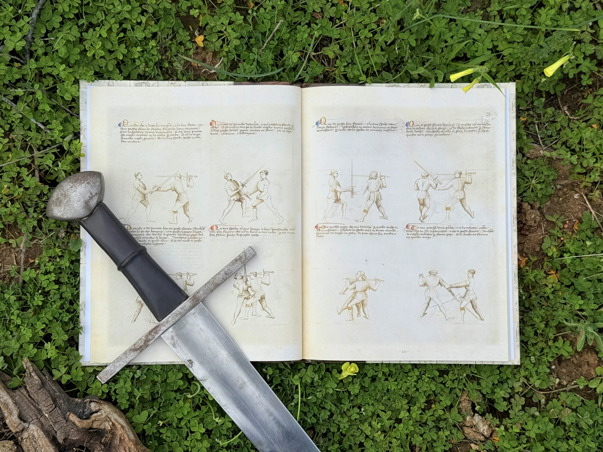 Una spada sopra un manoscritto illustrato di scherma