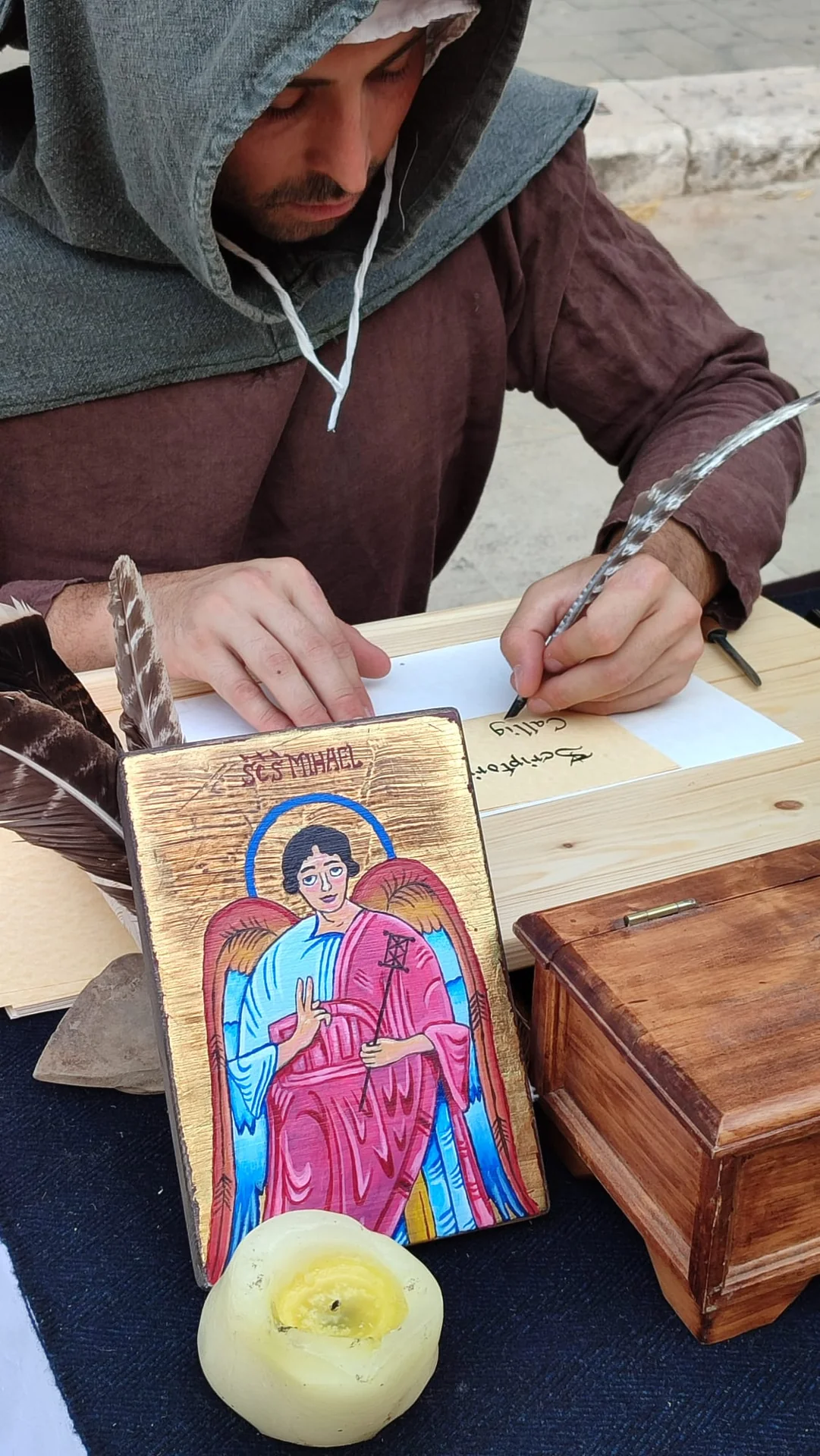 Rievocatore intento alla scrittura in un banco di scriptorium
